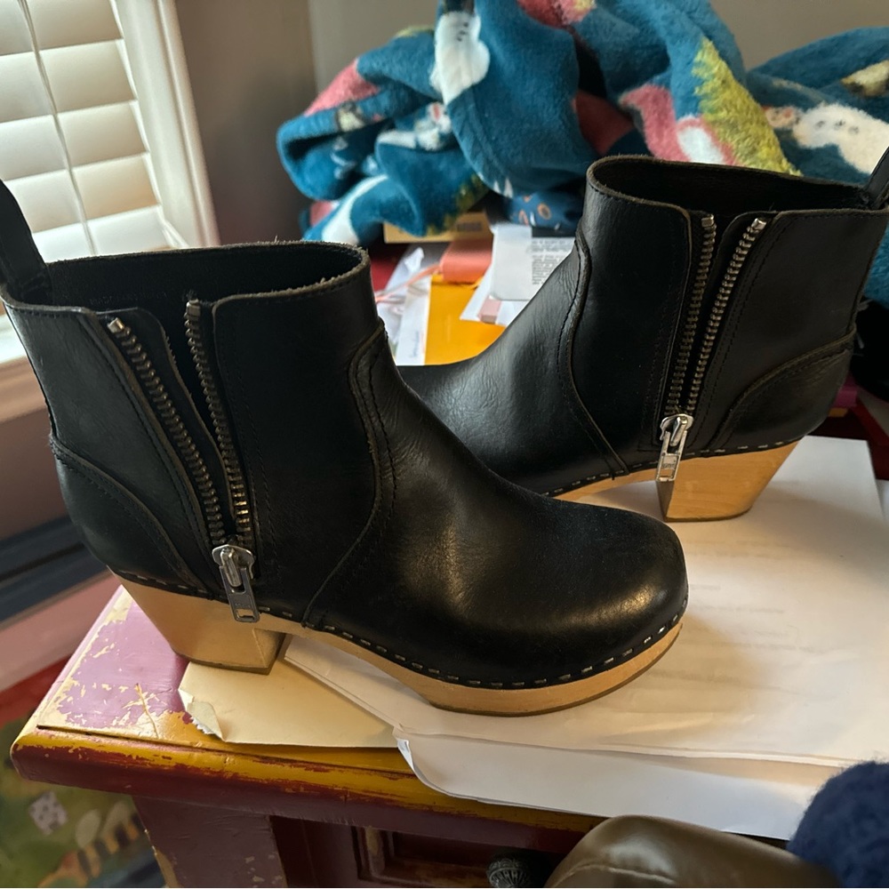 Swedish Hasbeens. Gently worn. Size 38